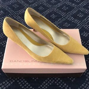 Kitten heals mustard yellow.